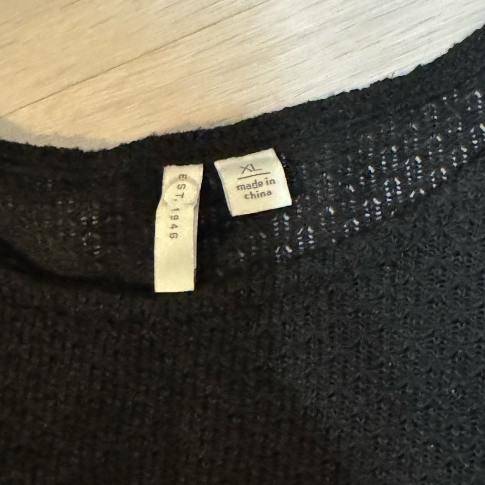 Chic Black Women's Short Sleeve Top - Picture 2 of 3
